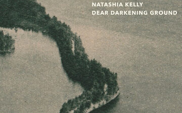 Natashia Kelly neemt poëzie als inspiratiebron op ‘Dear darkening ground’
