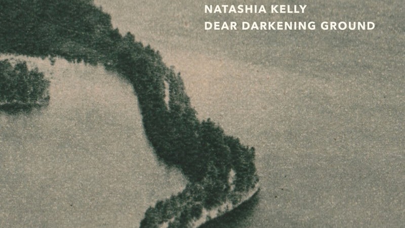 Natashia Kelly neemt poëzie als inspiratiebron op ‘Dear darkening ground’