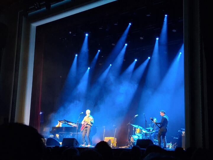 The Swell Season wisselde in de Antwerpse Roma breekbare indiefolk af met schurende rockmuziek