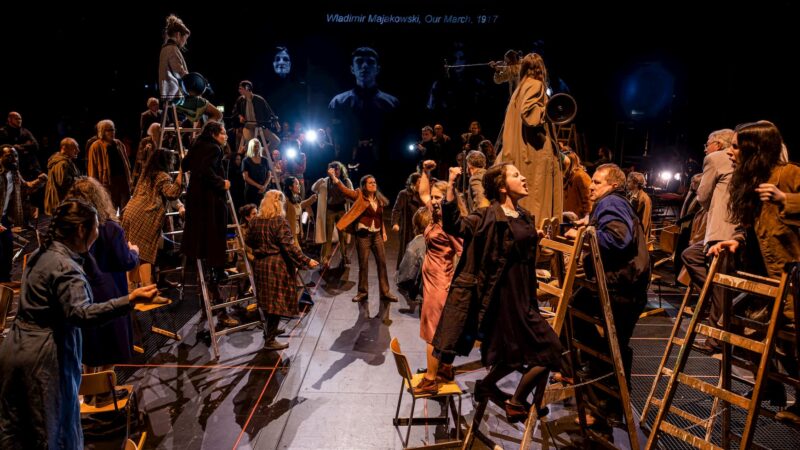 Van communistisch manifest naar klimaatprofetie: bij Opera Ballet Vlaanderen voltrekt zich een heuse coup de théâtre