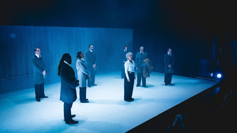 Buigen voor bluf: Het nieuwstedelijk fileert de geschiedenis als schouwtoneel