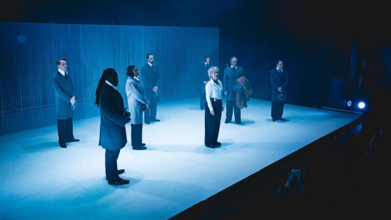 Buigen voor bluf: Het nieuwstedelijk fileert de geschiedenis als schouwtoneel