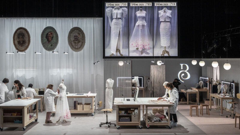 Bloed, zweet, tranen en een trouwjurk: Caroline Guiela Nguyen ontrafelt het tranendal achter de haute couture