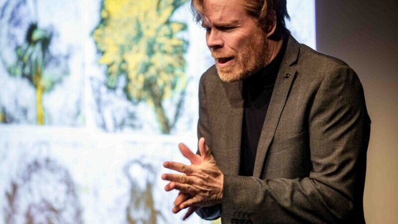 Gekneld tussen kunst en kapitalisme: Raven Ruëll en Bruno Vanden Broecke met alweer een monoloog om in te lijsten